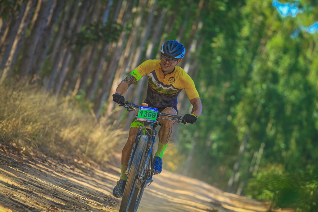ciclista em uma estrada de terra pedalando