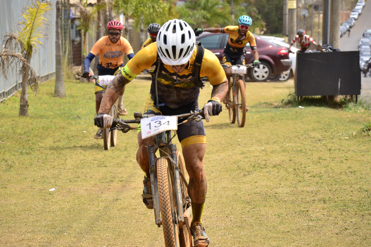 ciclismo competição mountain bike linha de chegada
