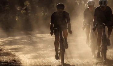 gravel bikes ciclistas pedalando