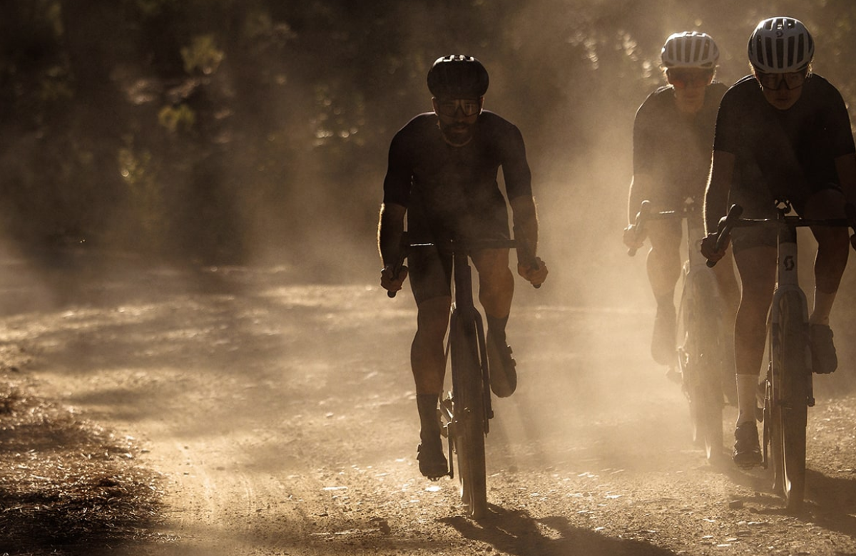 gravel bikes ciclistas pedalando