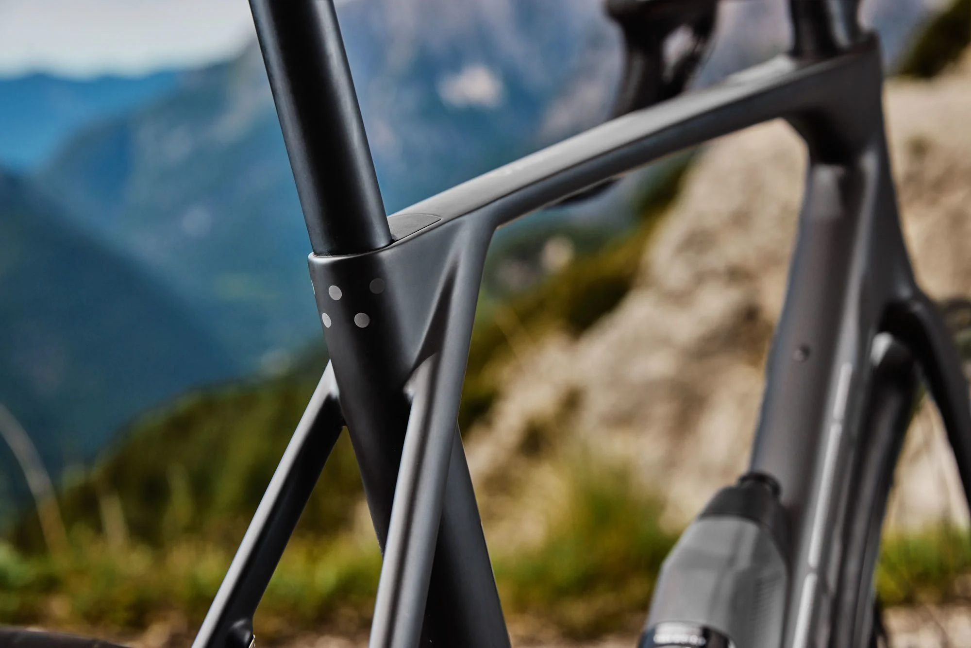 Detalhe da junção entre o tubo superior e o tubo vertical da nova Domane, ponto onde antes ficava o sistema IsoSpeed